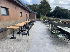 シャレー ベッド (複数台) | 屋外ダイニングエ  リア