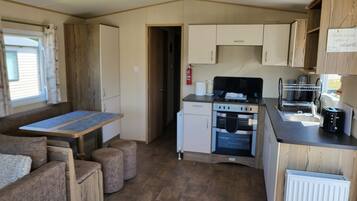 Chalet, Multiple Beds | Private kitchen | Fridge, microwave, oven, stovetop