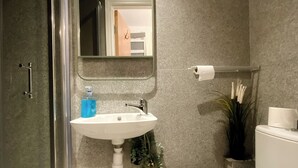 Småhus | Bad | Dusj, hårføner og håndklær