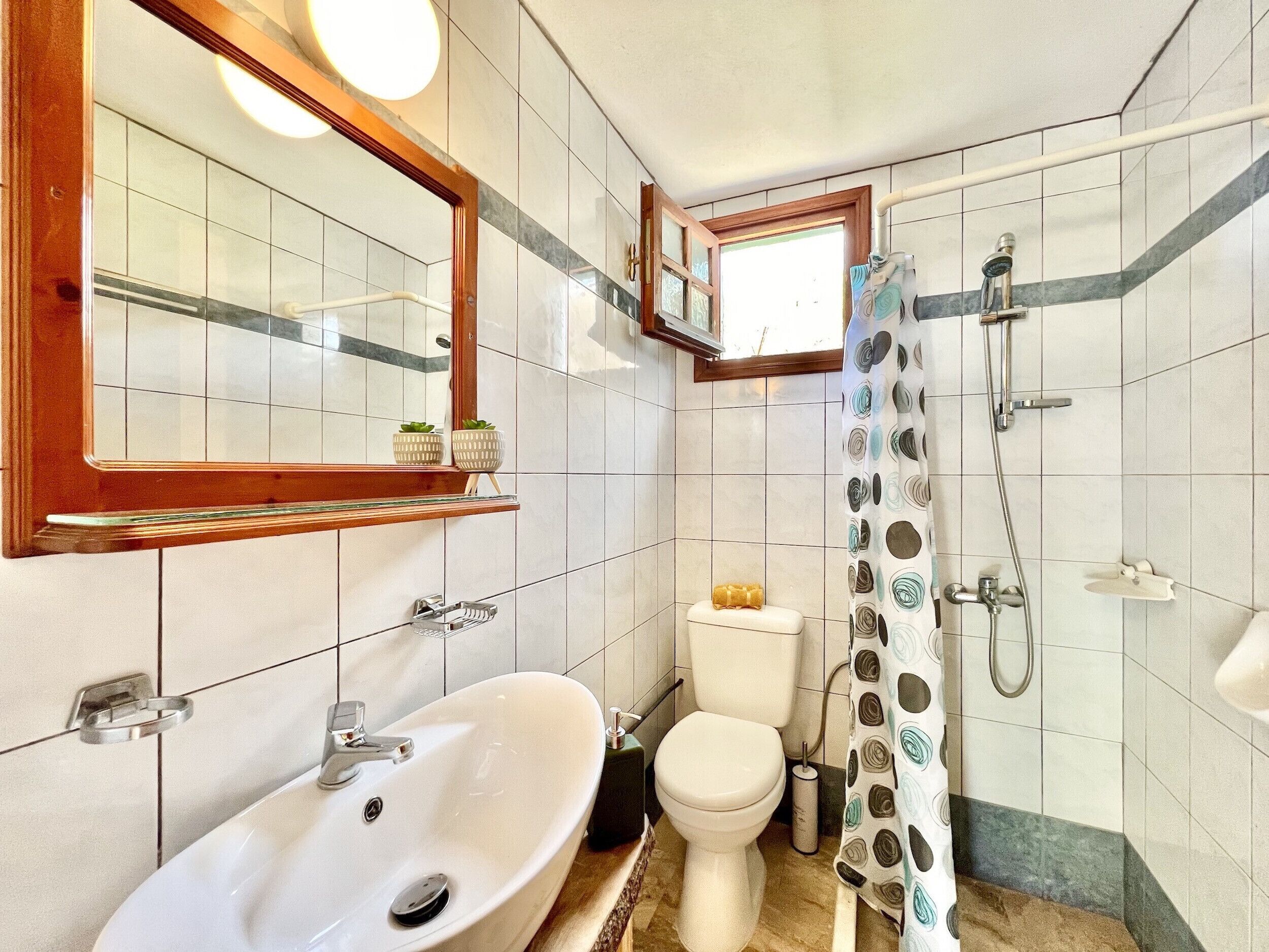 Douche, sèche-cheveux, serviettes fournies