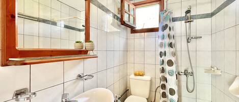 Douche, sèche-cheveux, serviettes fournies