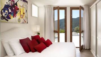 4 bedrooms, in-room safe, iron/ironing board, WiFi
