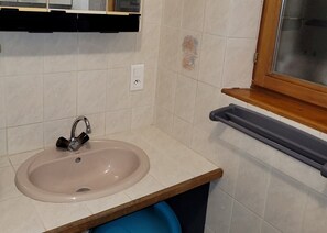 Bruser, hårtørrer, håndklæder, Toiletpapir