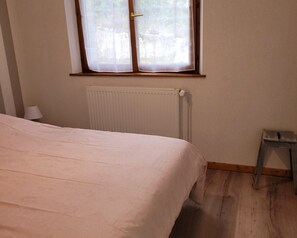 3 quartos, ferros/tábuas de passar roupa, berço de viagem