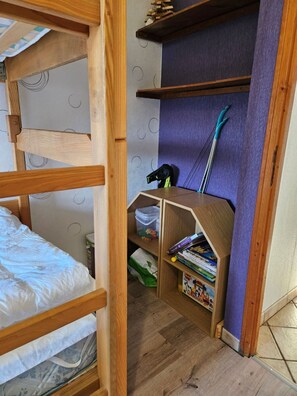 3 habitaciones, tabla de planchar con plancha y cuna de viaje 