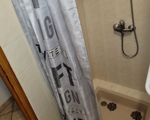 Douche, séchoir à cheveux, serviettes fournies, papier de toilette