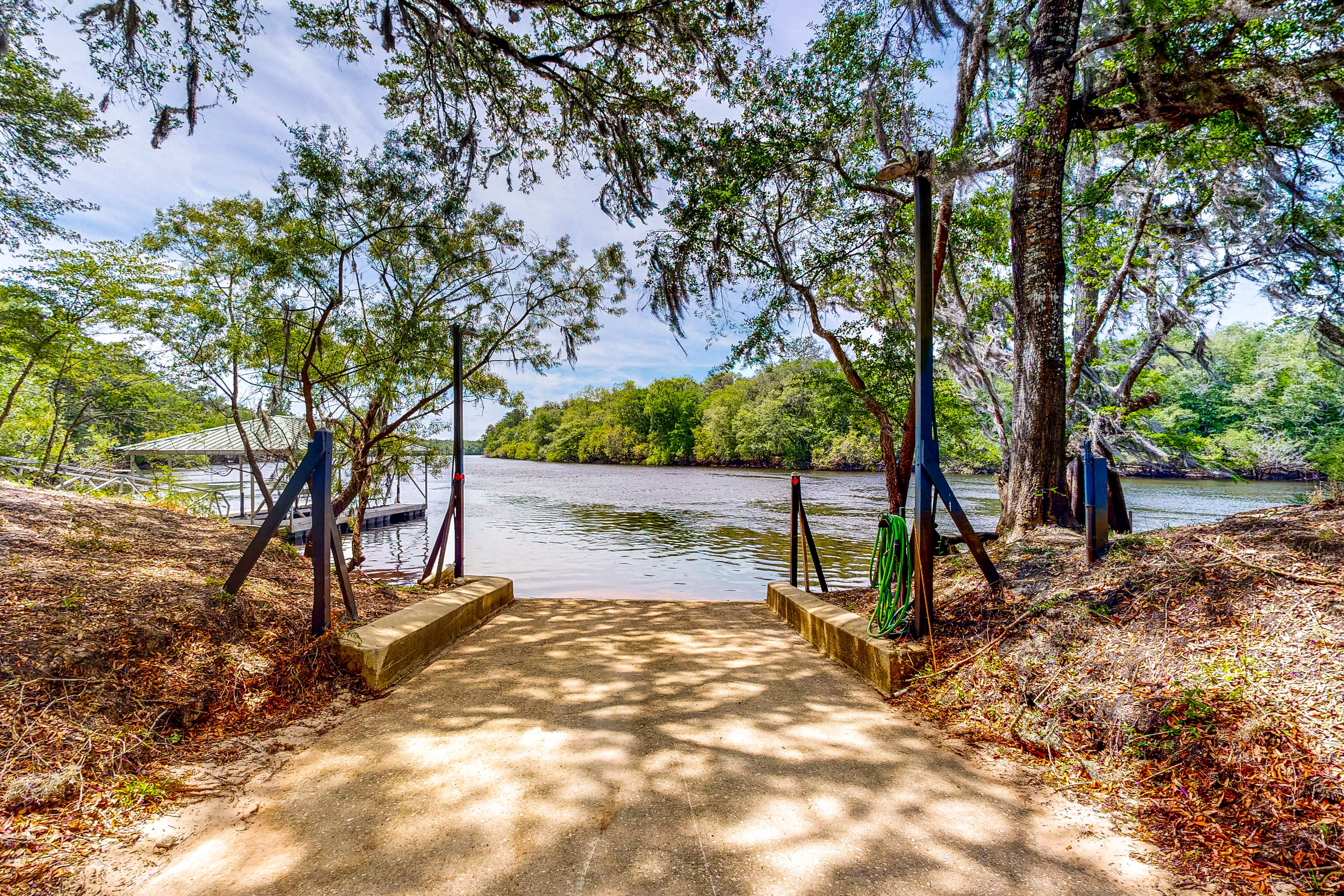 Inviting, dog-friendly homes & bungalow with water views & boat ramp