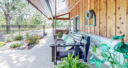 Beautiful Home with pool, fireplace, pool table, hot tub, & W/D