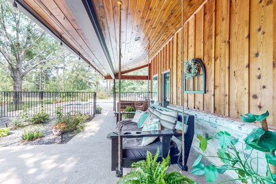 Beautiful Home with pool, fireplace, pool table, hot tub, & W/D