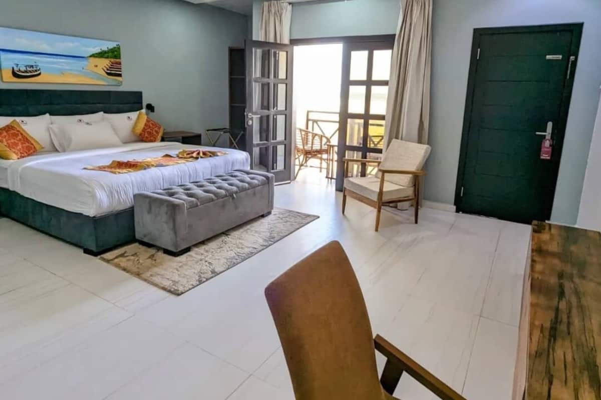 1 habitación, decoración personalizada, muebles diferentes y escritorio