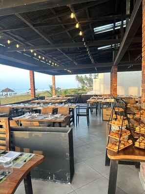 Free daily buffet breakfast - Breezes Beach Resort (Ekumfi Narkwa)