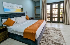 1 habitación, decoración personalizada, muebles diferentes y escritorio 