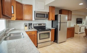 Køleskab, mikrobølgeovn, ovn, kogeplade