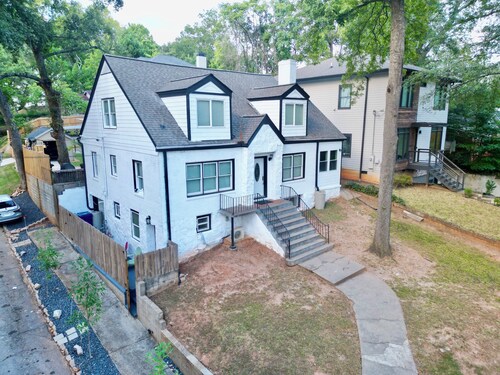 Cozy Basement Suite with Full Kitchen, Walk to Edgewood