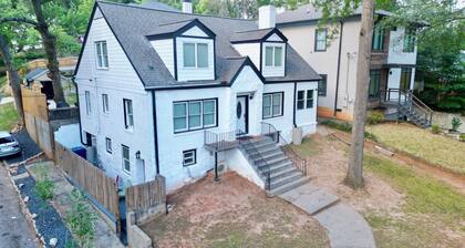 Cozy Basement Suite with Full Kitchen, Walk to Edgewood