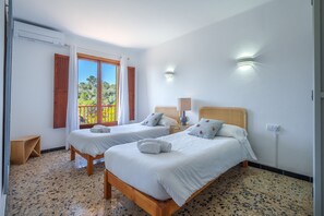 3 bedrooms, iron/ironing board, free WiFi, bed sheets