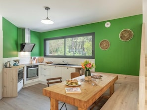 Een koelkast, een microgolfoven, een oven, een vaatwasser