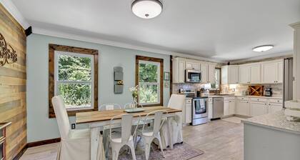 Serene Hilltop Getaway - Near Lieper's Fork