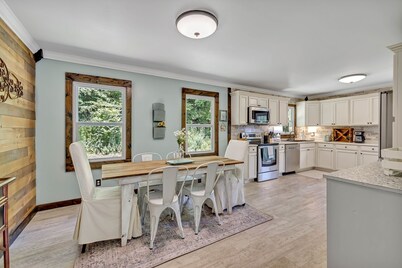 Serene Hilltop Getaway - Near Lieper's Fork