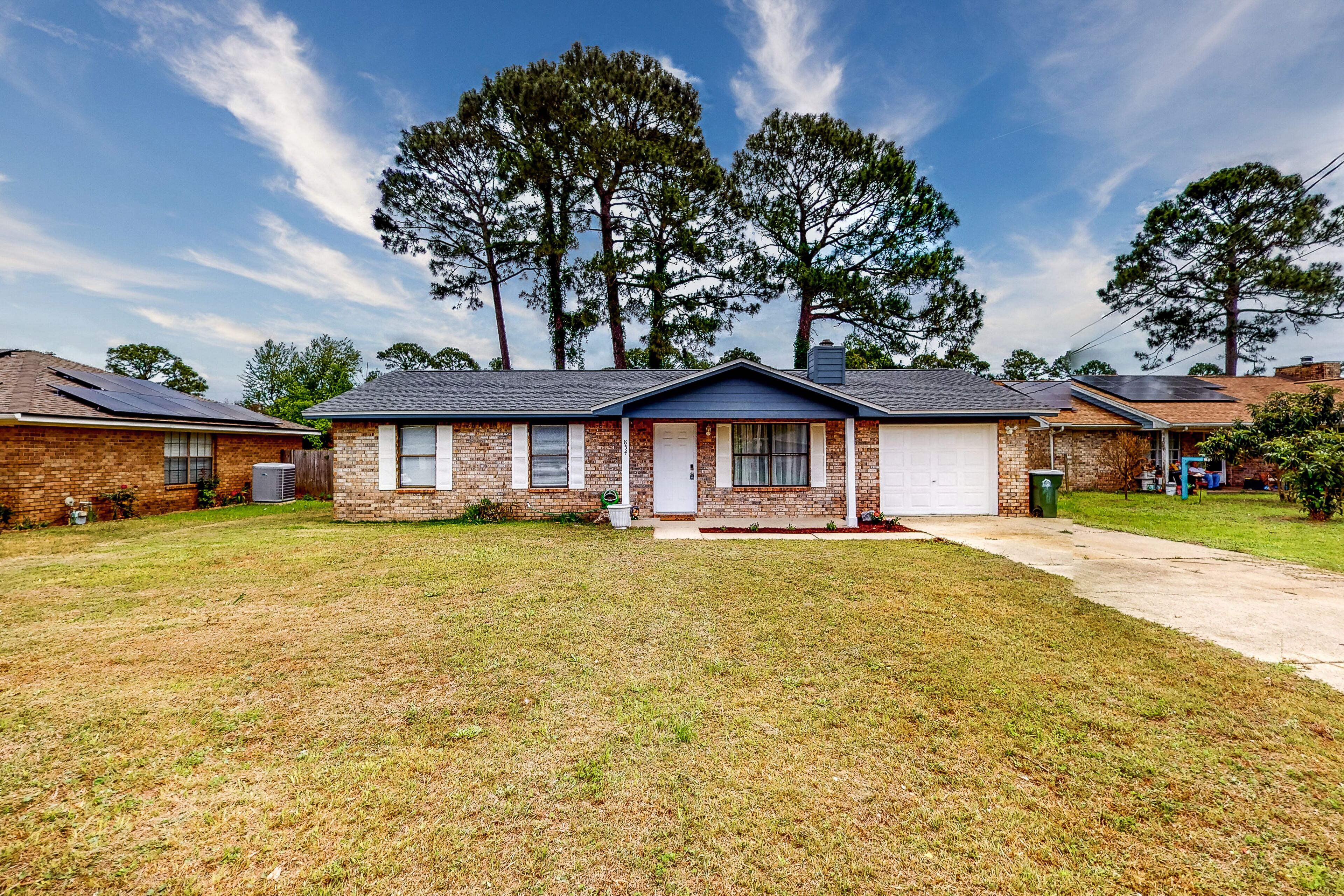 Near Beach w/ private yard & well-equipped kitchen