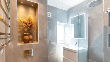 Rainfall showerhead