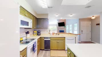 冰箱、微波炉、烤箱、炉灶