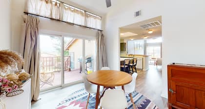 Dog-friendly condo with a gas fireplace, washer/dryer, AC, & cable TV