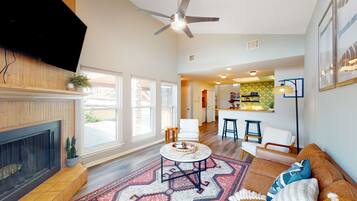 电视、壁炉、书