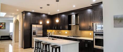 Geladeira, micro-ondas, fogão, cooktop