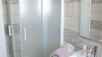 Ducha, secador de pelo, toallas, jabón