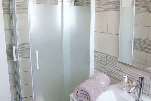 Dusche, Haartrockner, Handtücher, Seife