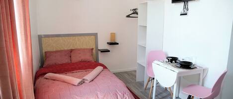 مكواة/لوح كي وواي فاي وملاءات أسرّة