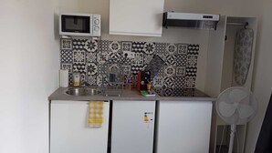 A compact kitchenette with a microwave, sink, and refrigerator. - A 5mn du Centre Ville (Saint-Quentin)