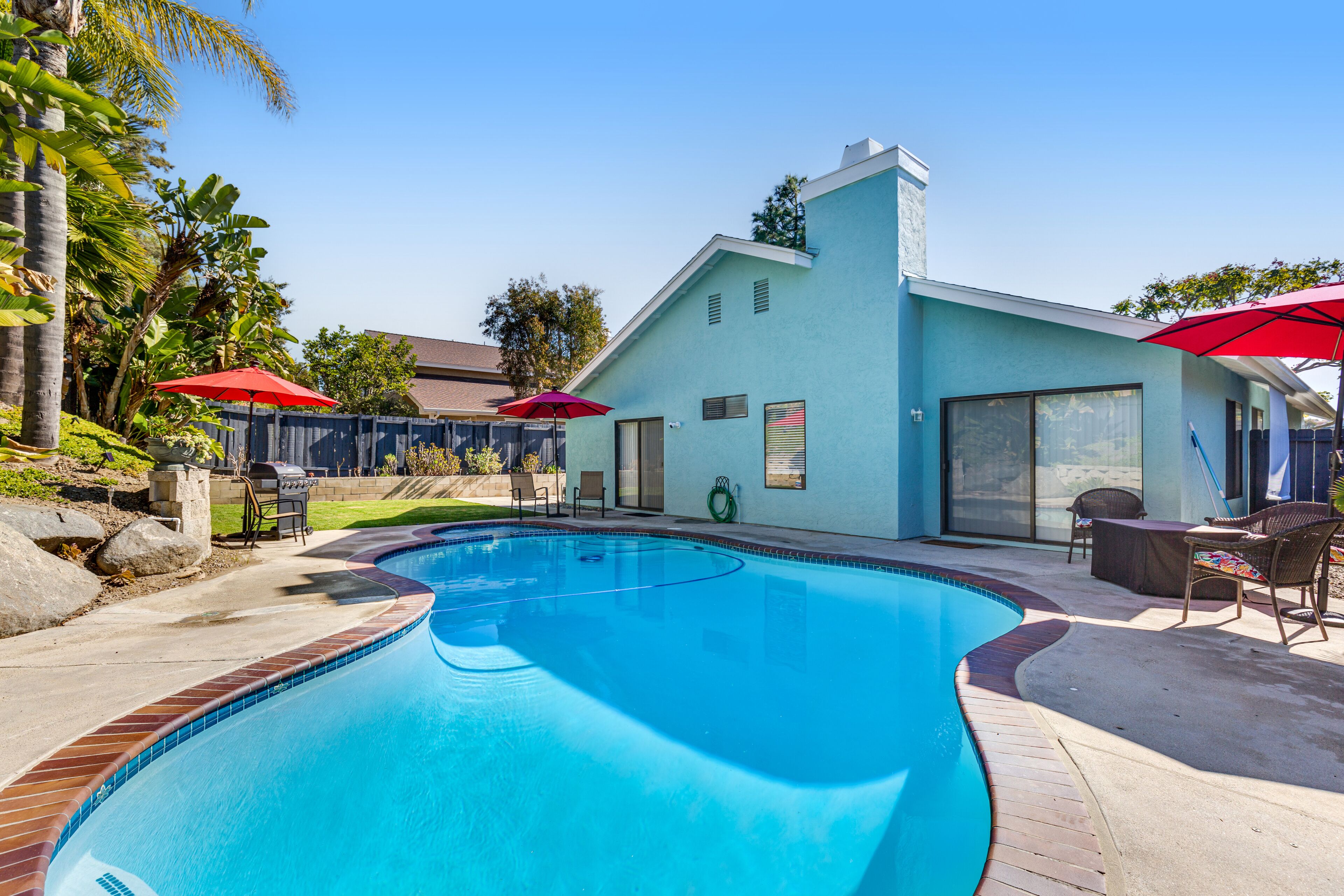 Lovely coastal home with private saltwater pool/spa, fireplace, bikes, Ping-Pong