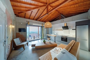 Panoramic Suite | Living area | Smart TV, Netflix, Hulu, heated floors