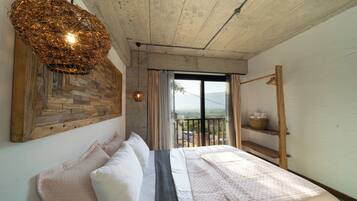 Premium Suite | Premium bedding, down duvets, individually decorated