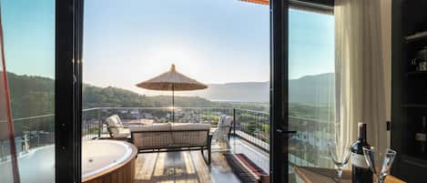 Luxury Suite | Terrace/patio