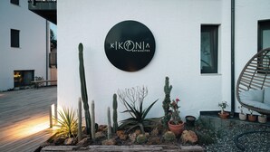 Ein modernes Gebäude mit weißer Fassade und einem runden Logo an der Wand.