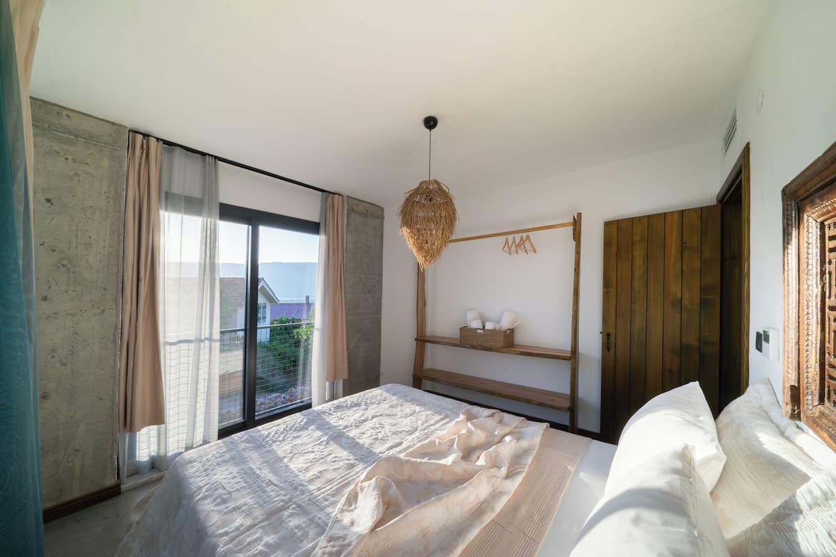 2 bedrooms, premium bedding, down duvets, individually decorated