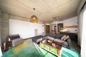 Premium Suite | Living area | Smart TV, Netflix, Hulu, heated floors - Kikonia Art & Suites (Ula)