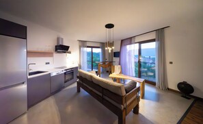 Smart TV, Netflix, Hulu, heated floors - Kikonia Art & Suites (Ula)