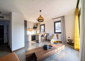 Classic Suite | Living area | Smart TV, Netflix, Hulu, heated floors - Kikonia Art & Suites (Ula)