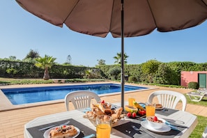 Outdoor dining - Comfortable villa with private pool and BBQ (Carvoeiro)