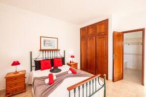 3 bedrooms, iron/ironing board, free WiFi, bed sheets