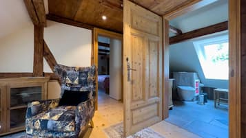 3 bedrooms, in-room safe, free WiFi, bed sheets