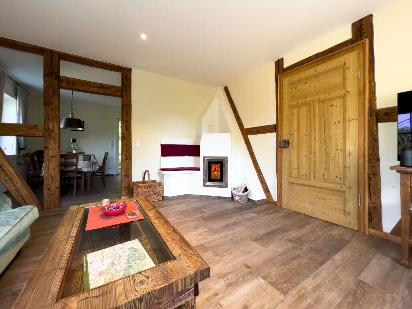 Smart TV, fireplace, books, stereo