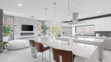 Een koelkast, een magnetron, een oven, een kookplaat