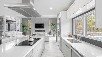 Een koelkast, een magnetron, een oven, een kookplaat