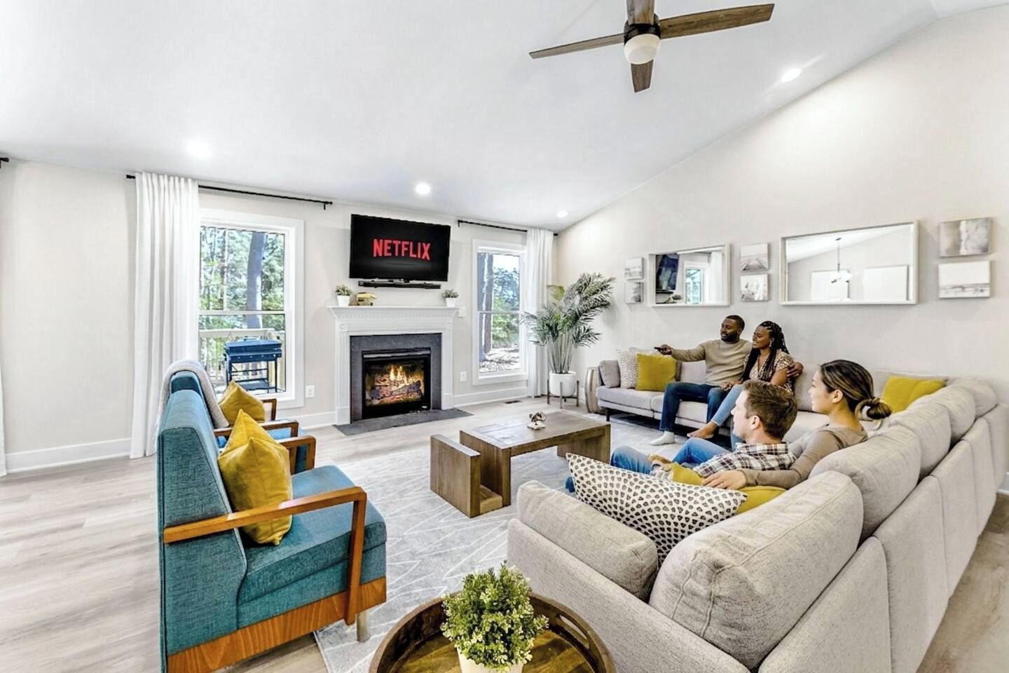 Una sala de estar moderna con chimenea, televisor de pantalla plana y un juego de sofá.