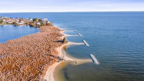 Sun-loungers, beach towels - Modern Waterfront Home with Kayak, Firepit, Gameroom, Pool+Beaches, Dog & EV OK (Montross)